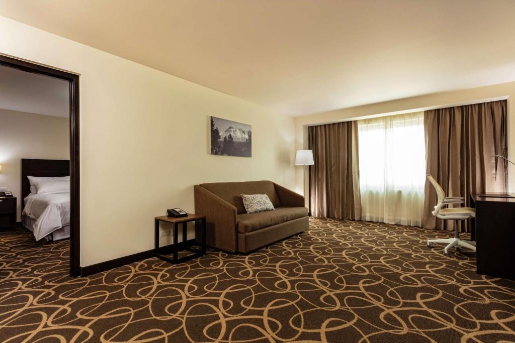 DoubleTree by Hilton Toluca - Tap to explore photos