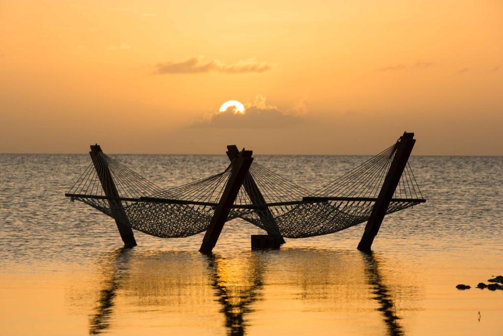 Mahogany Bay Resort and Beach Club, Curio Collection photo 3