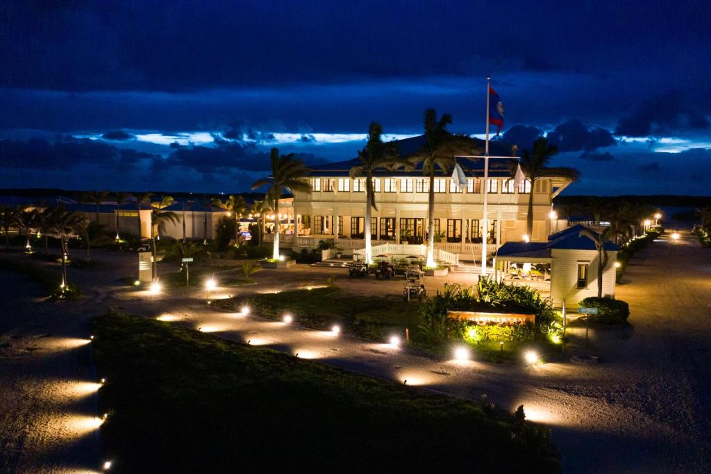 Mahogany Bay Resort and Beach Club, Curio Collection photo 2