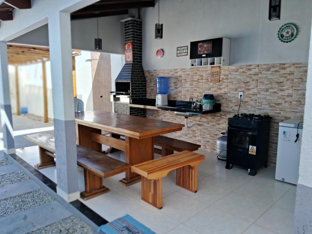 Casa com piscina e espaço gourmet a 30m da praia! photo 3