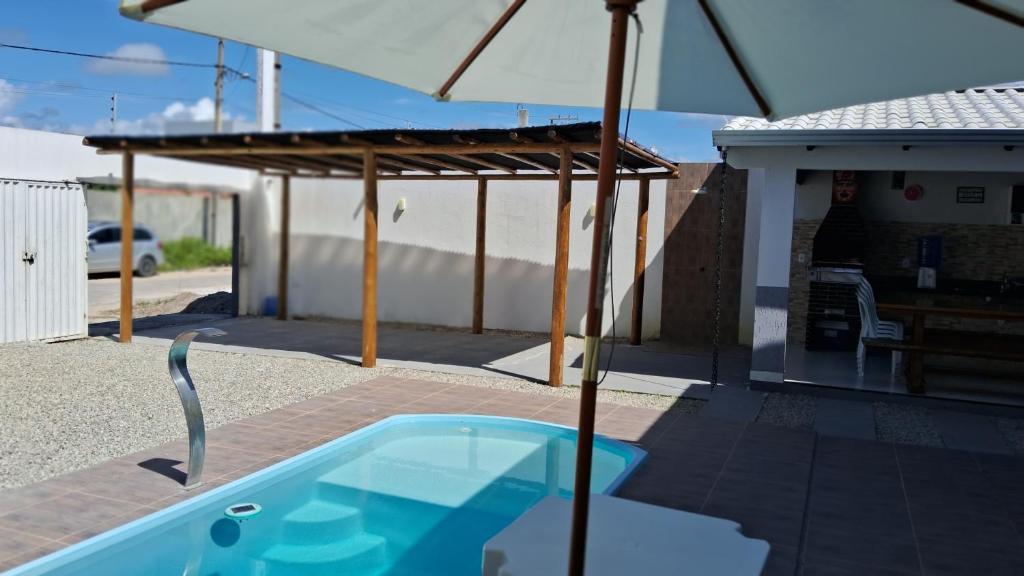 Casa com piscina e espaço gourmet a 30m da praia! photo 1