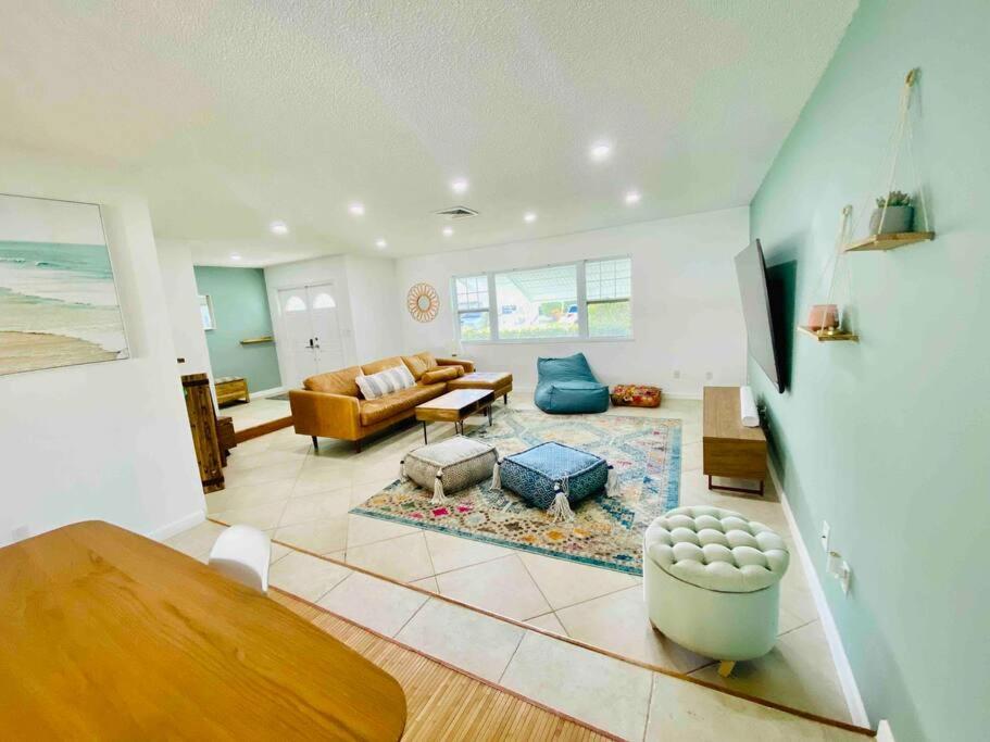 Island Vibes Beach House & 10 min walk to beach photo 1