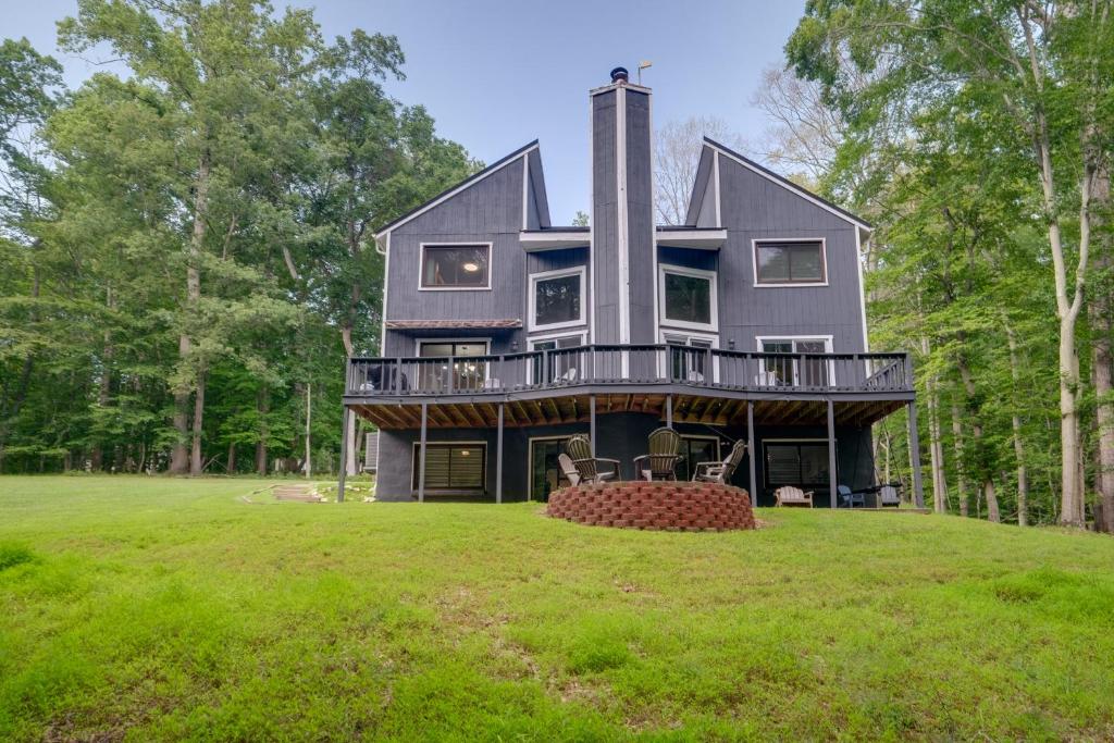 Spacious and Serene Lake Ridge Retreat with Game Room! photo 2