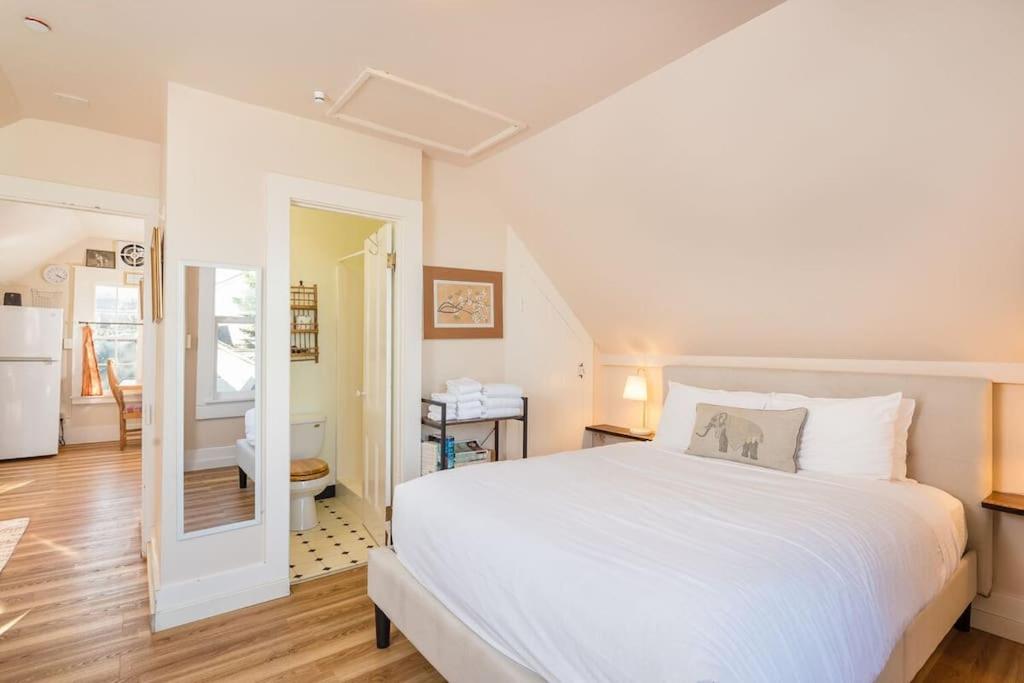 Downtown Loft-Sauna,Bikes,Hot Tub & Great Fun image