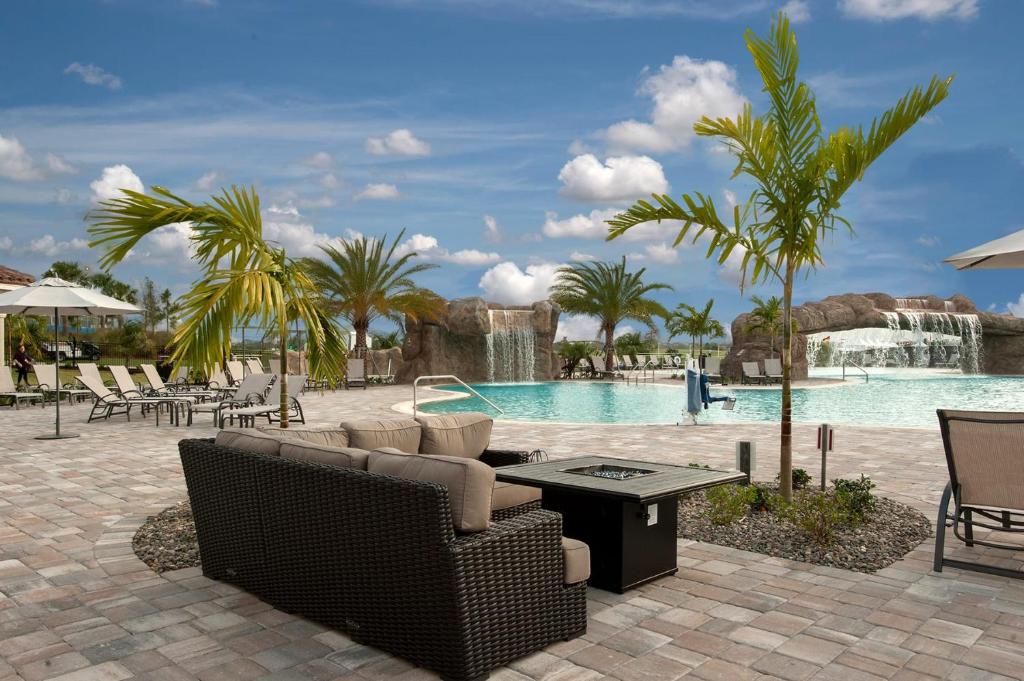 Luxurious 2 bed 2 bath condo Golf Community image