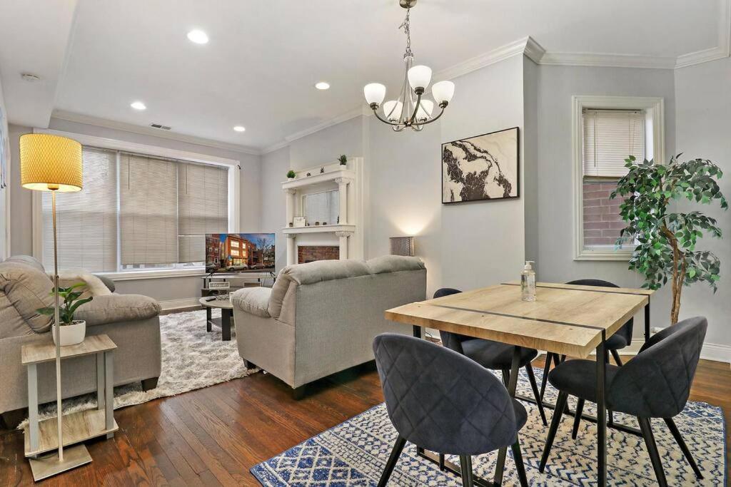 Live the Dream in Wrigleyville's 3BR Gem image