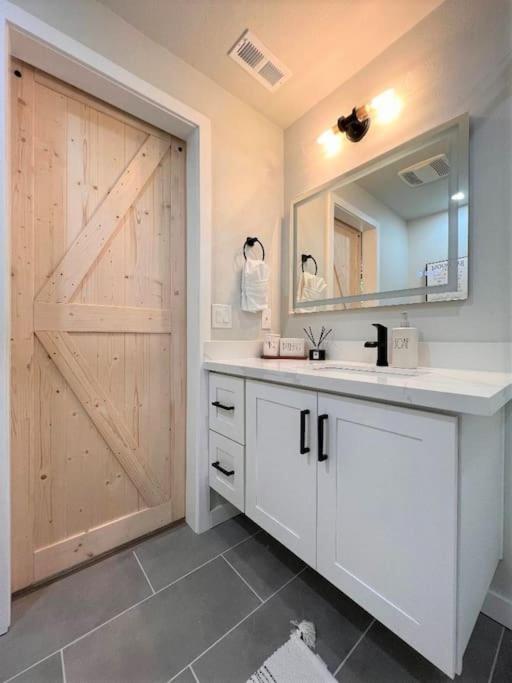 Private Deluxe Suite! *Location*: MS, lakes, shops photo 1