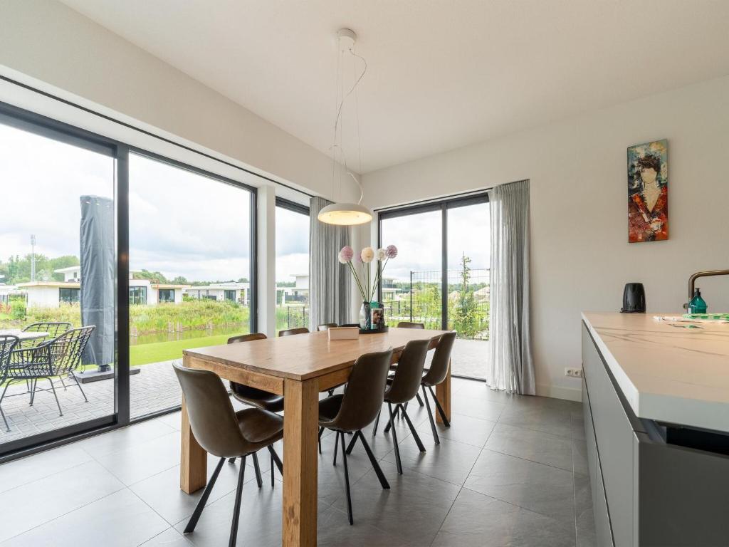 Water villa in Zeewolde with jetty photo 2