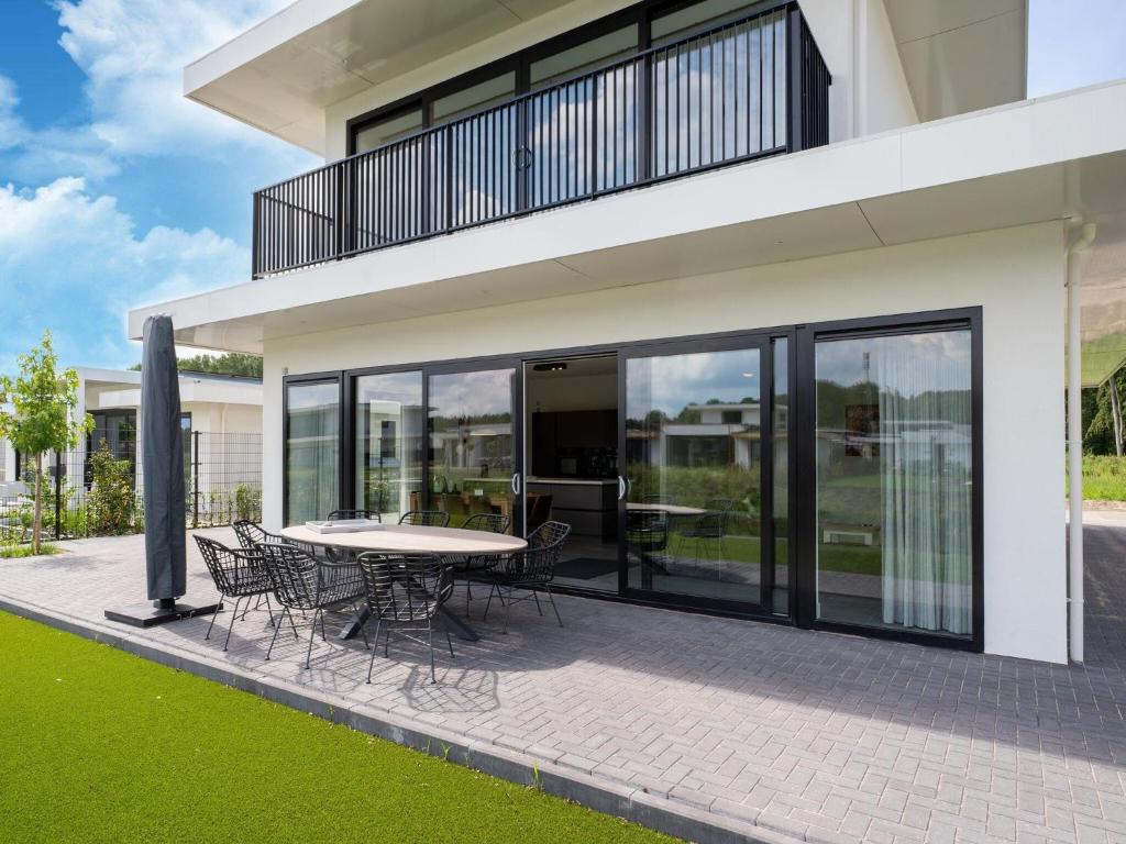 Water villa in Zeewolde with jetty photo 3
