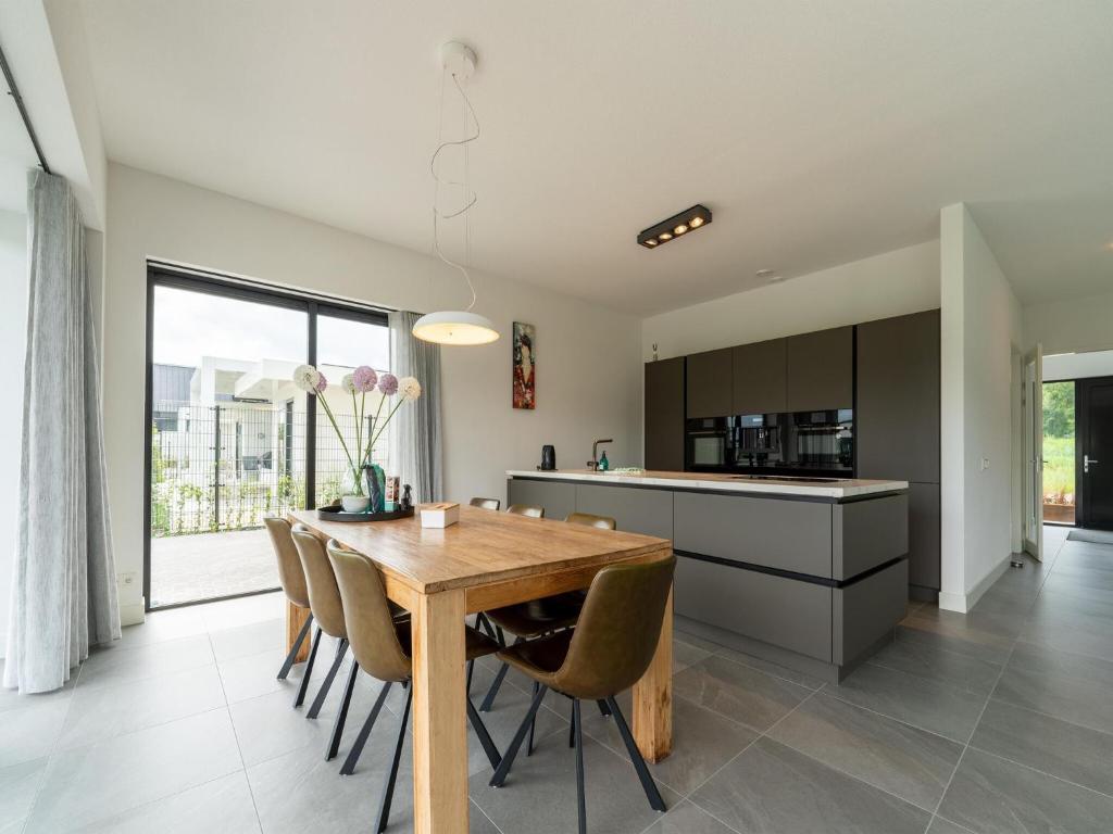 Water villa in Zeewolde with jetty photo 4