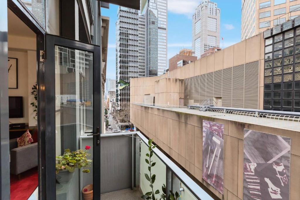 New York Style Loft on Flinders Lane with Parking photo 3