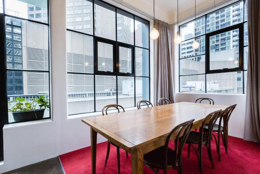 New York Style Loft on Flinders Lane with Parking photo 4