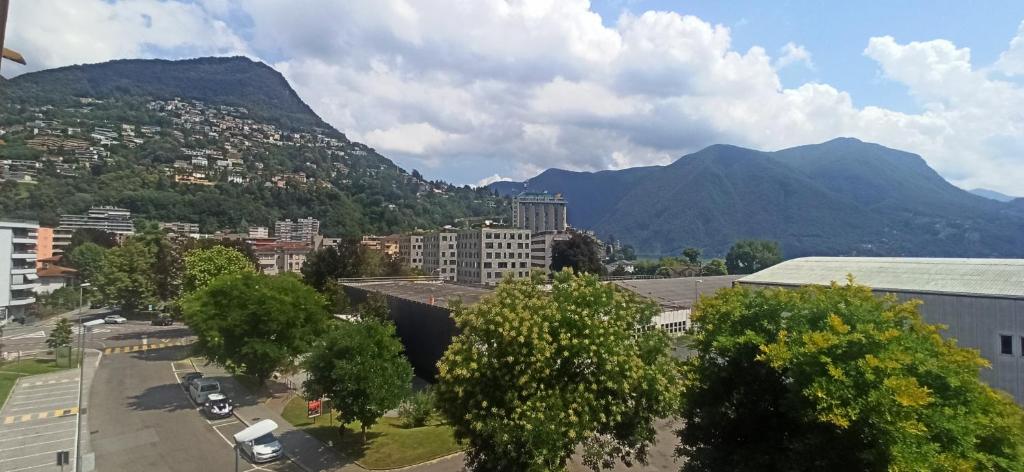 Lugano Lido – Modern and Cozy 2 Bedroom 2 Bathroom Apartment with Top MasterChef Kitchen at the Lugano Lido Touristic and Convention Area. photo 2