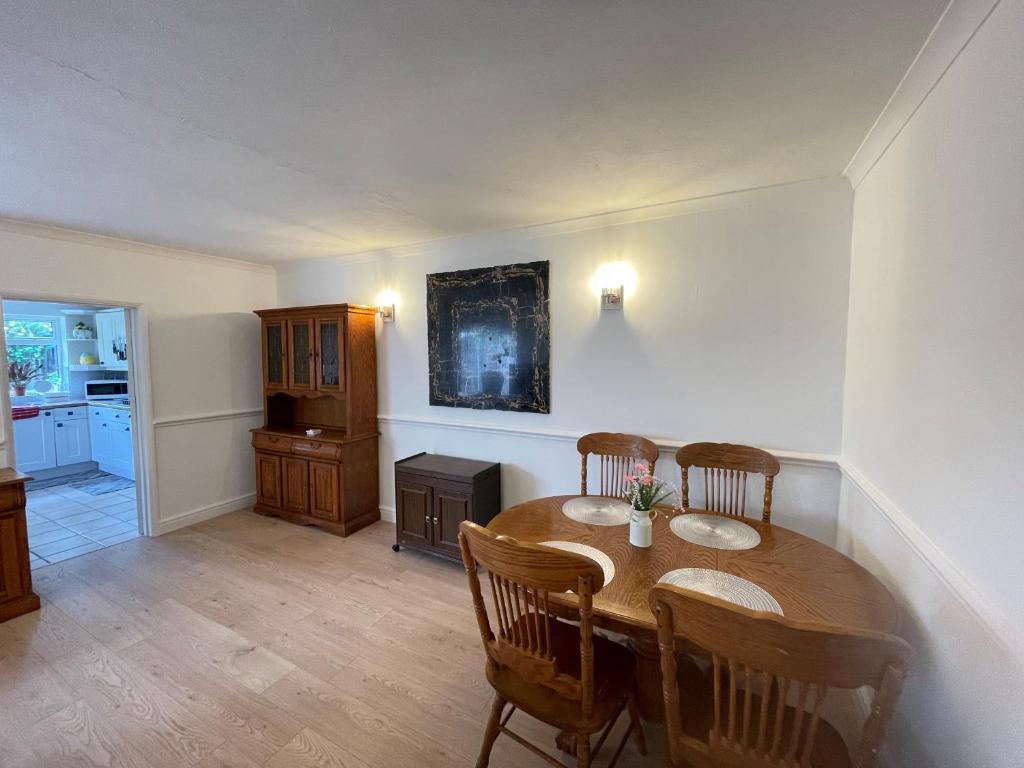 Addlestone Tranquil Spacious Three Bedroom Bungalow photo 2