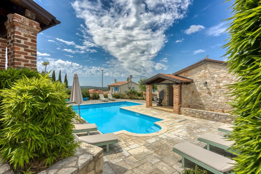 Villa Amyra With Pool - Happy Rentals photo 2