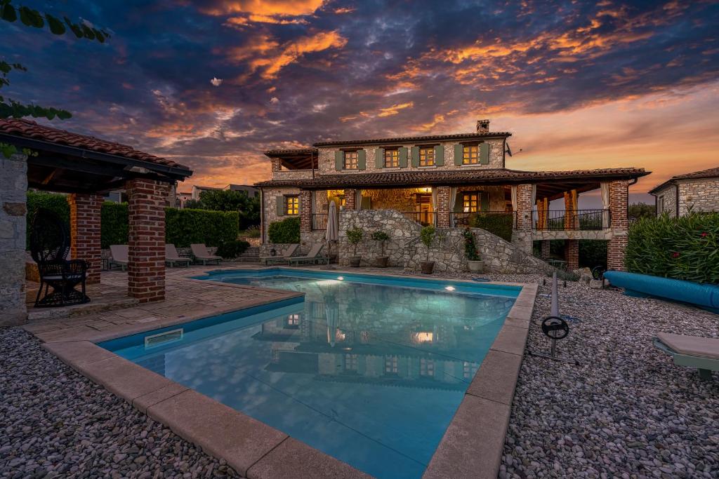 Villa Amyra With Pool - Happy Rentals photo 1