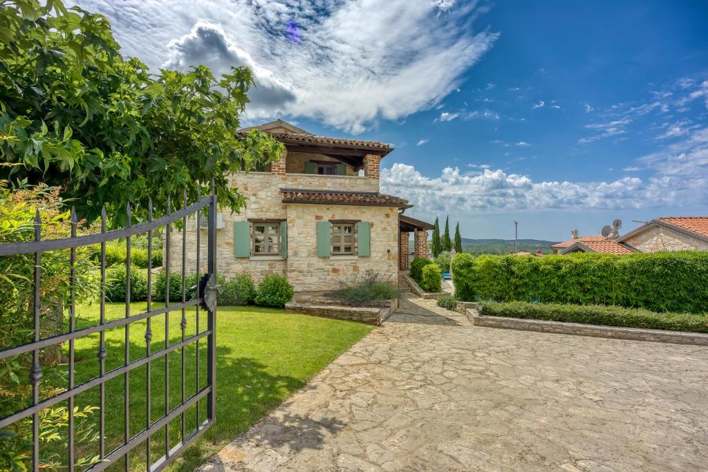Villa Amyra With Pool - Happy Rentals photo 3