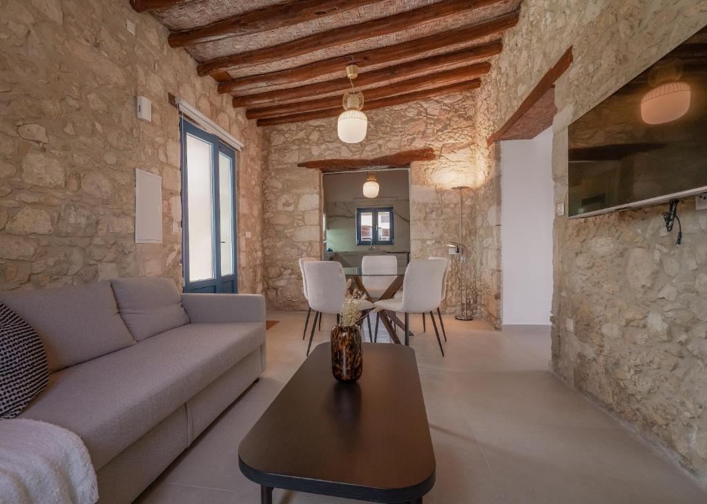 Phaedrus Living: Peristerona Traditional House