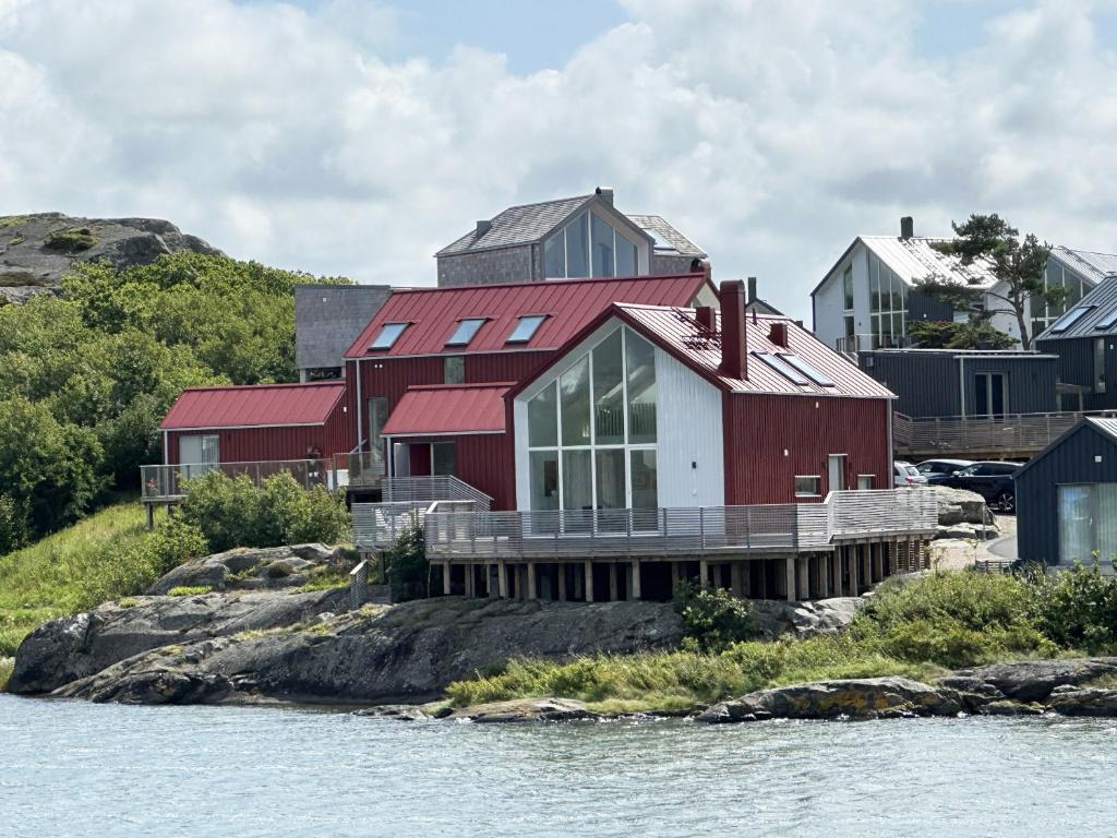 Unique holiday home 10 meters from the water at Lilla Fjellsholmen