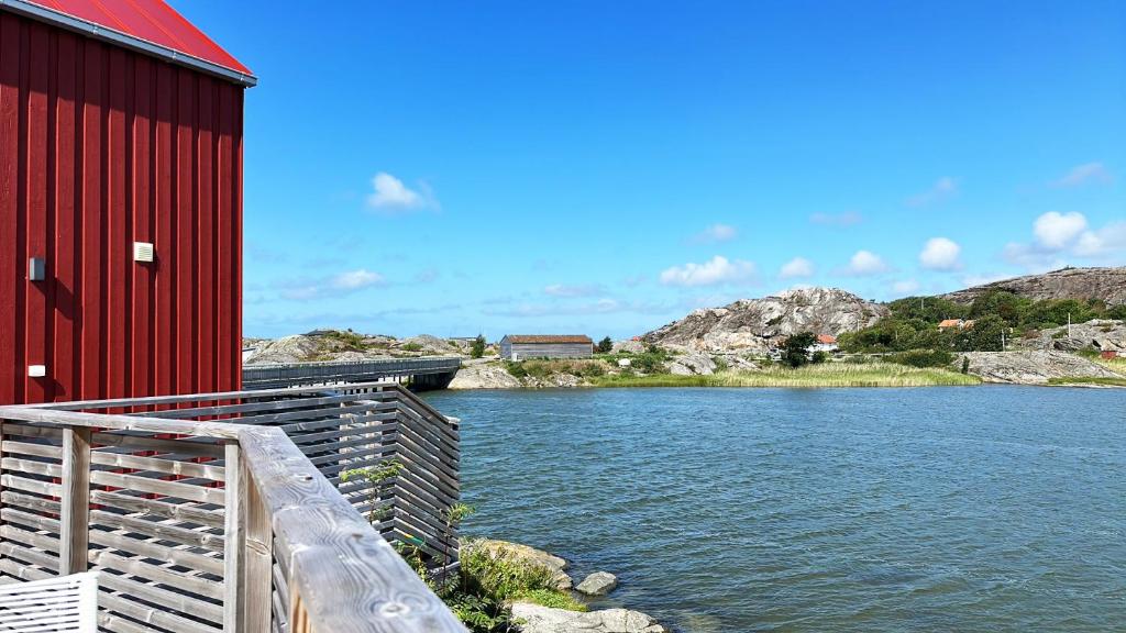 Unique holiday home 10 meters from the water at Lilla Fjellsholmen photo 1