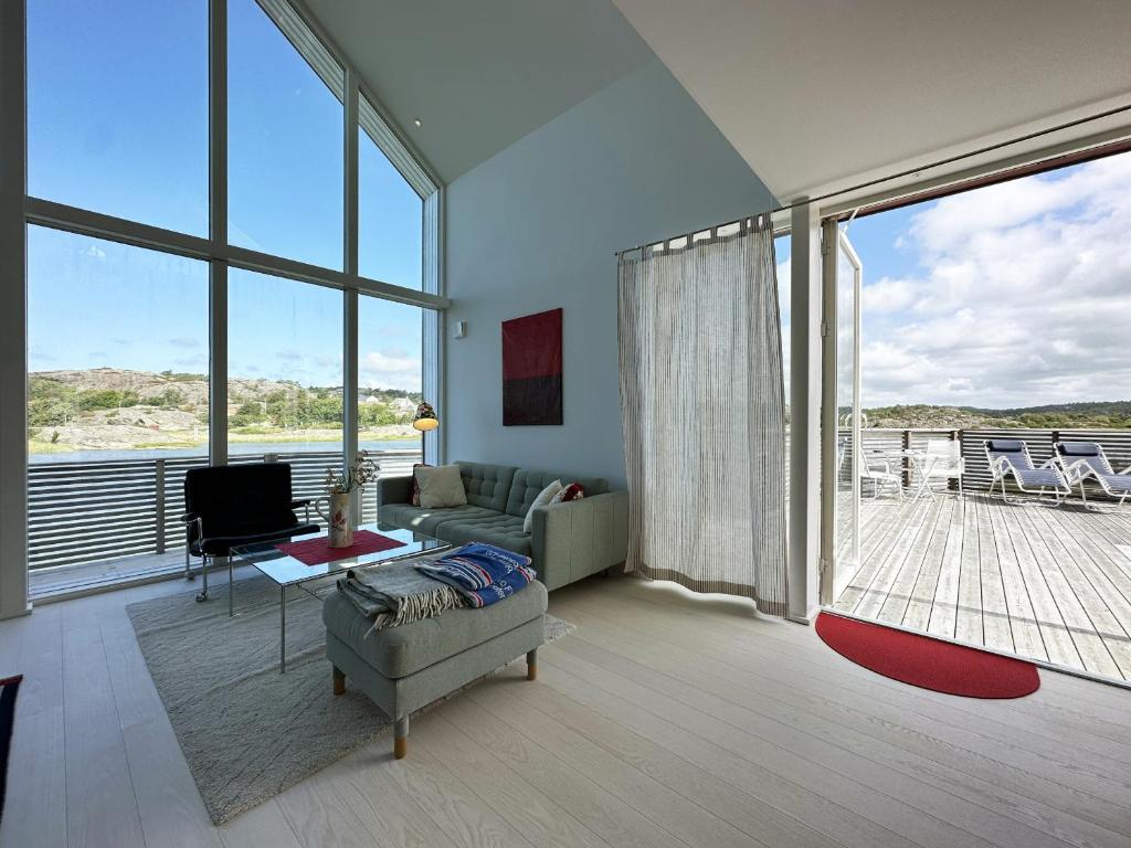 Unique holiday home 10 meters from the water at Lilla Fjellsholmen photo 3