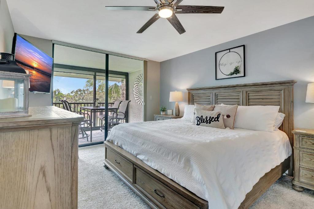 Seasonal Bliss in Fort Myers Florida Lake and Golf Views with Golf Membership Available photo 3