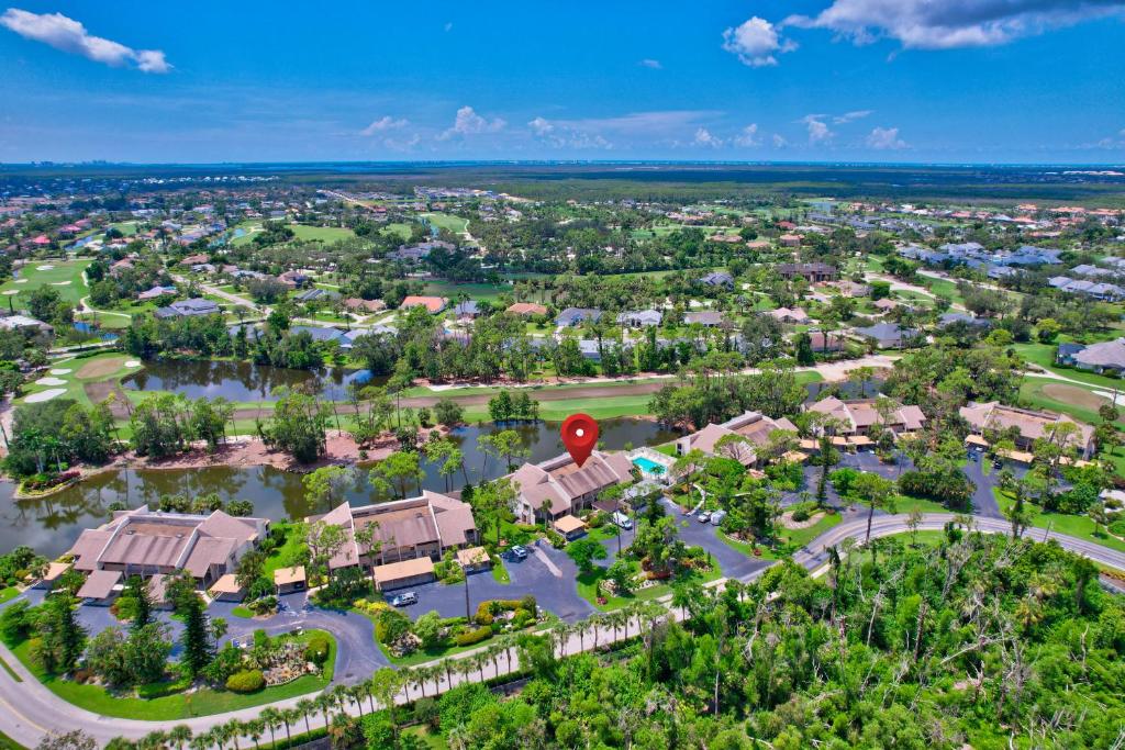 Seasonal Bliss in Fort Myers Florida Lake and Golf Views with Golf Membership Available photo 4
