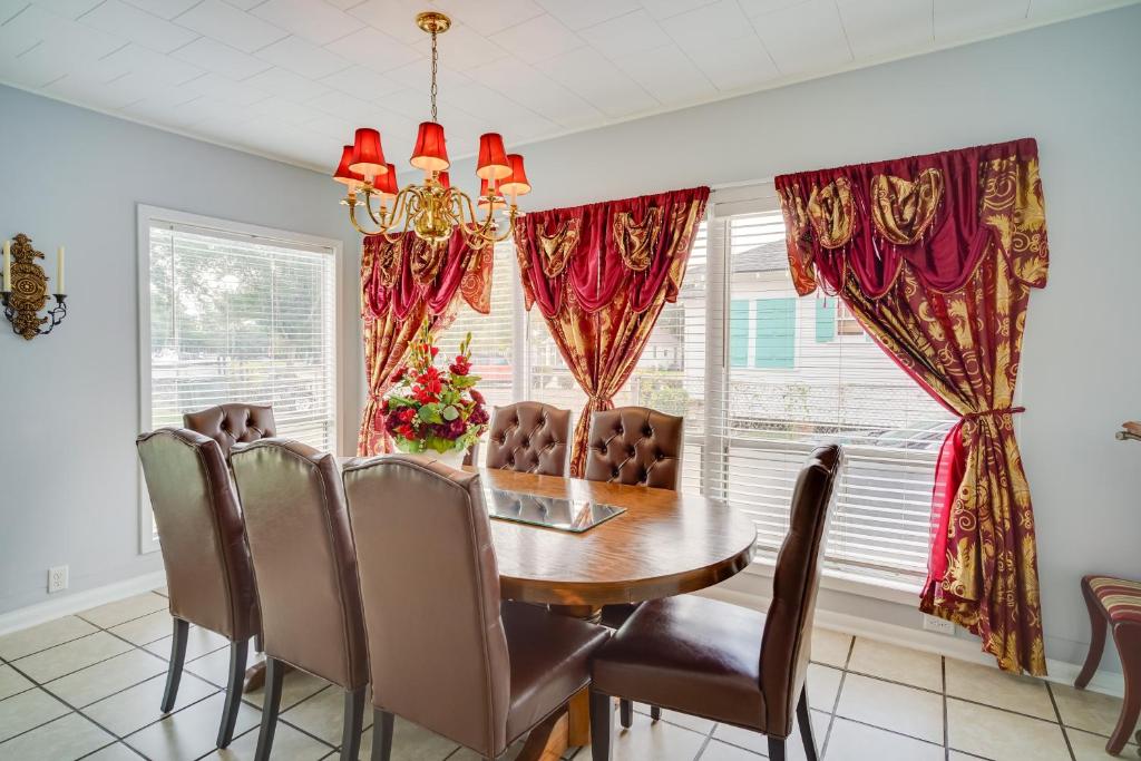 Lake Charles Vacation Rental - Walk to the Lake! photo 2