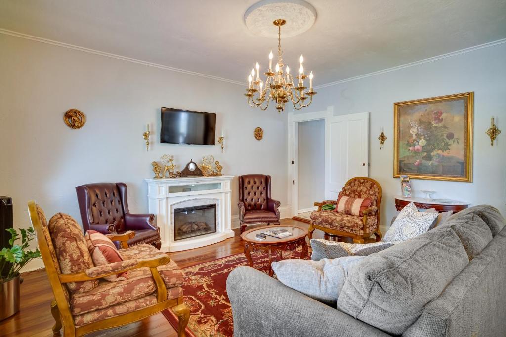 Lake Charles Vacation Rental - Walk to the Lake! photo 3