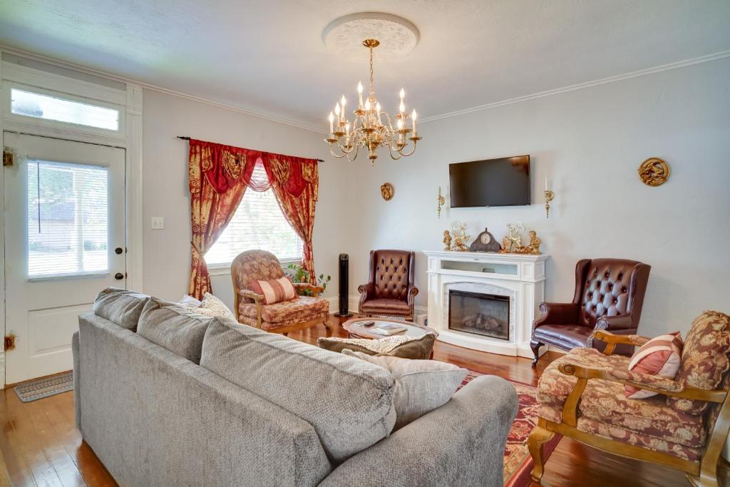 Lake Charles Vacation Rental - Walk to the Lake! photo 4