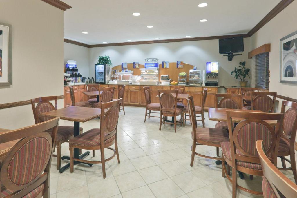 Holiday Inn Express Evansville - West, an IHG Hotel photo 4