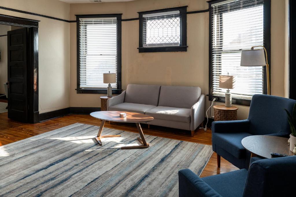 Updated 3 bedroom unit with balcony! photo 1
