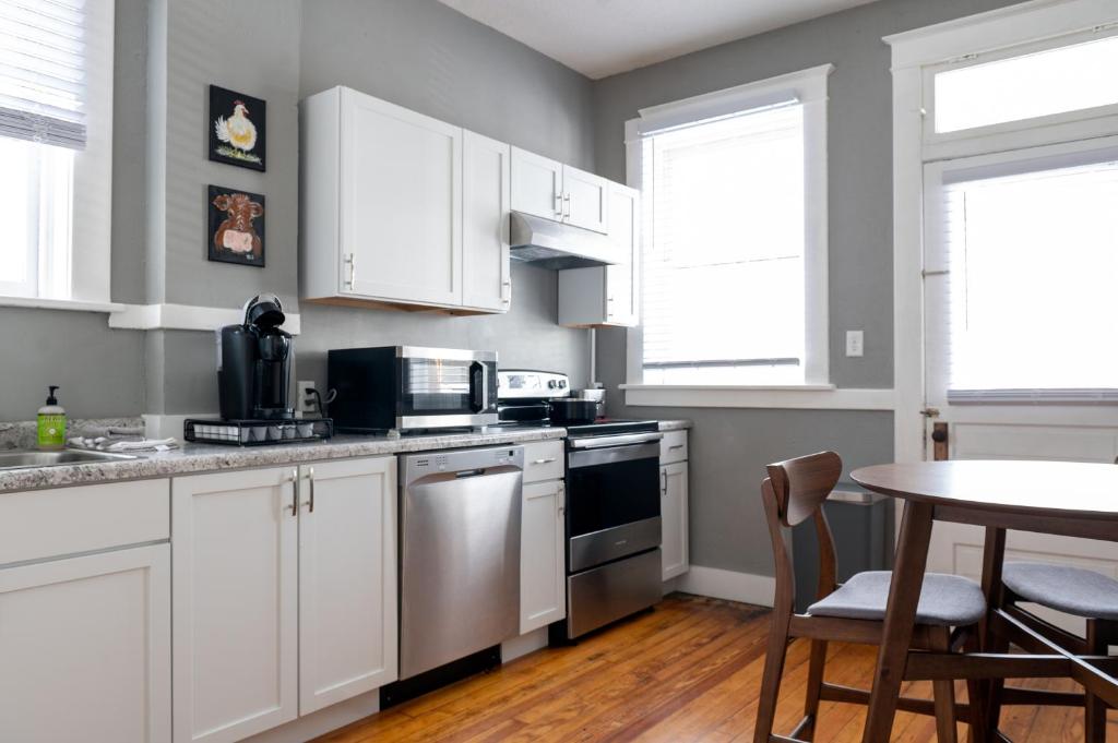 Updated 3 bedroom unit with balcony! photo 2