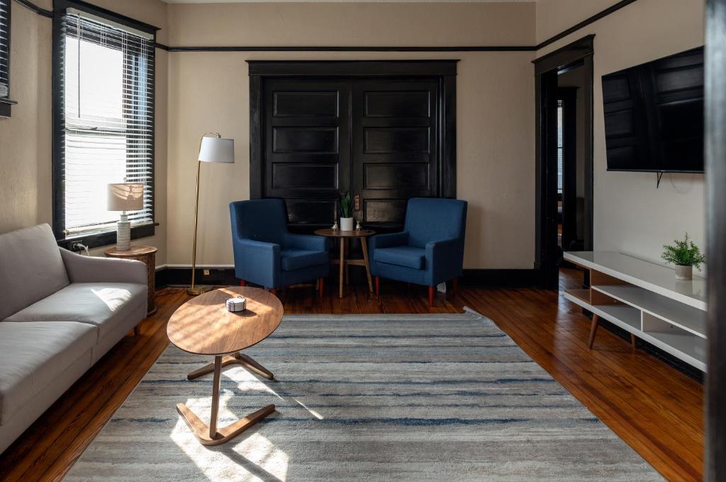 Updated 3 bedroom unit with balcony! photo 3