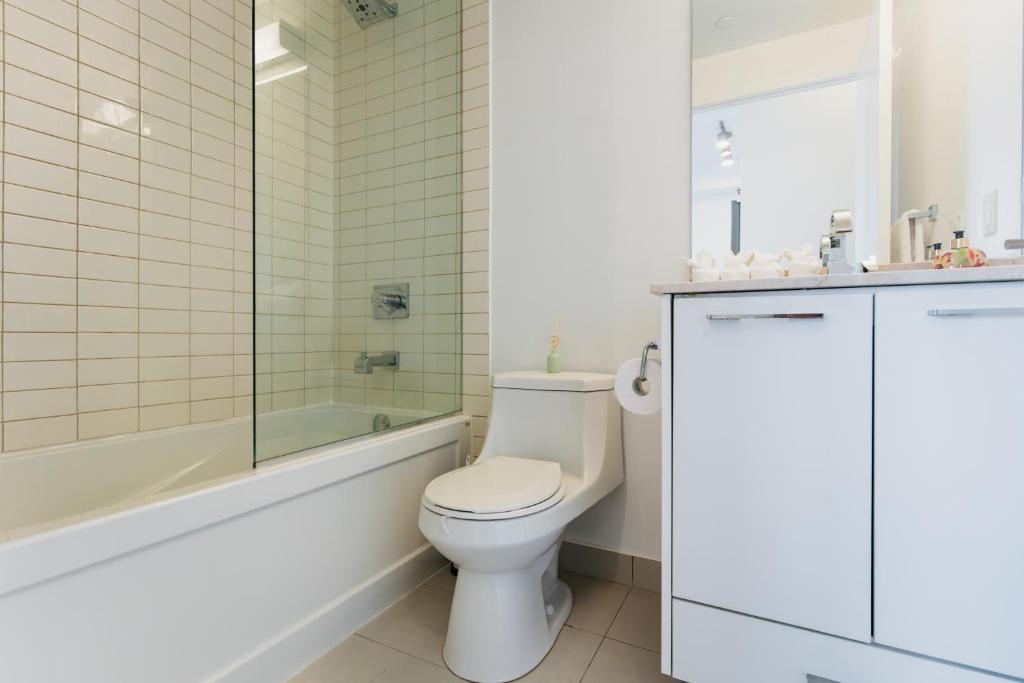 Cozy & Contemporary Suite - Easy Access to Everything photo 4
