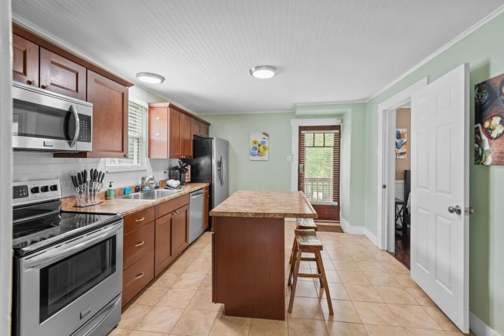 4 Bedroom House, sleeps 12, short walk to Main St! photo 1