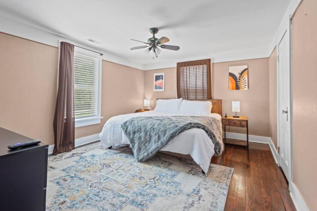 4 Bedroom House, sleeps 12, short walk to Main St! photo 2