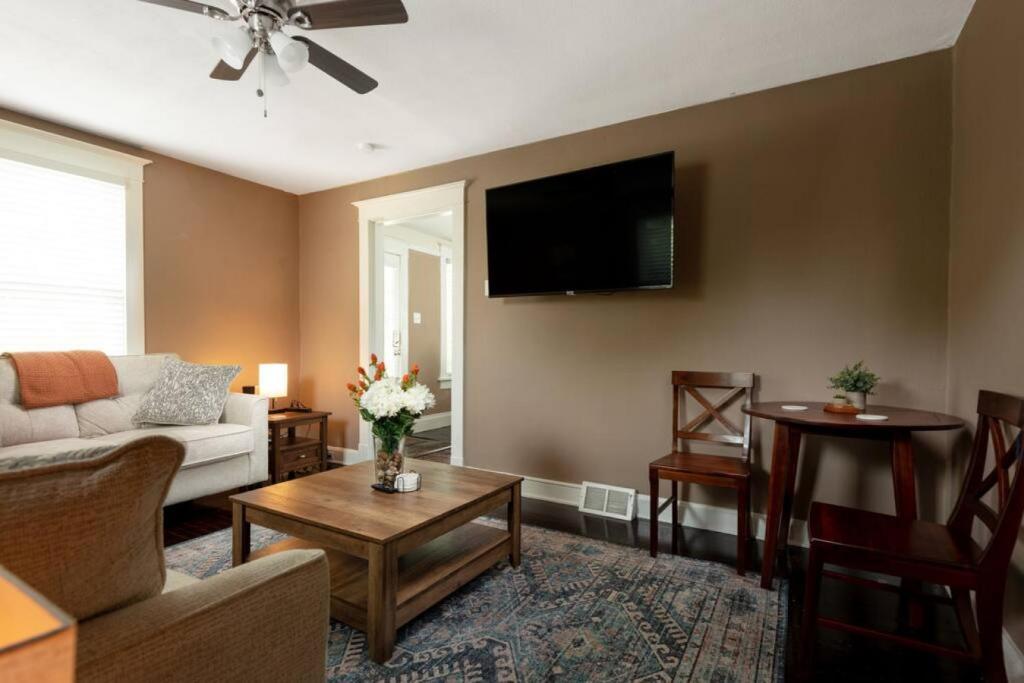 4 Bedroom House, sleeps 12, short walk to Main St! photo 3