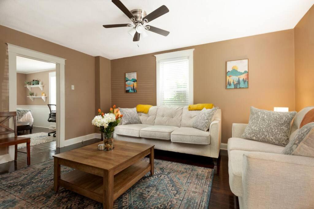 4 Bedroom House, sleeps 12, short walk to Main St! photo 4