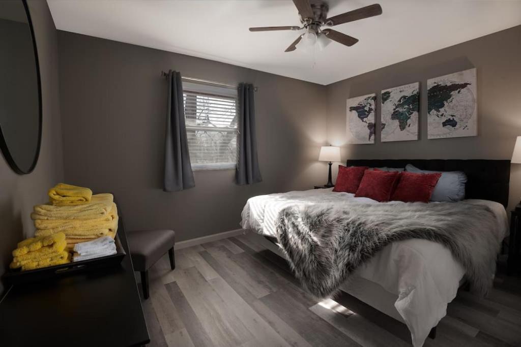 Luxurious 2-Bedroom Abode with Elevated Comforts Near Main Street photo 1