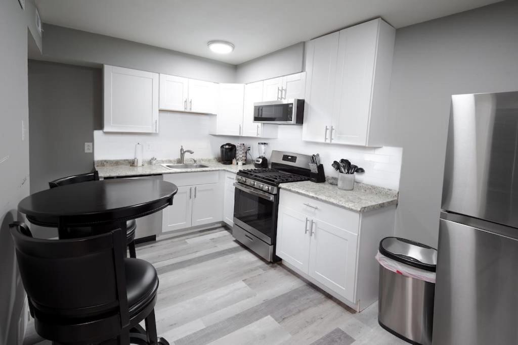 Luxurious 2-Bedroom Abode with Elevated Comforts Near Main Street photo 3