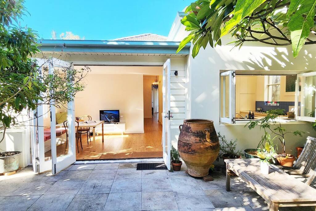 Private Bronte Beach House with Ocean Views and Parking photo 3