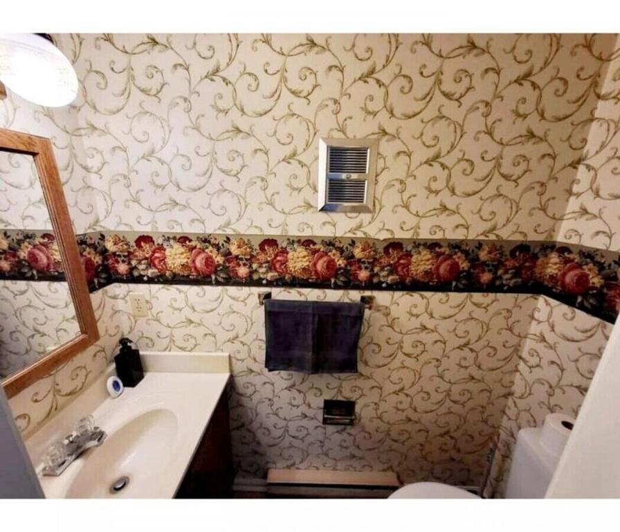 4-Bedroom House Close to Beach photo 4
