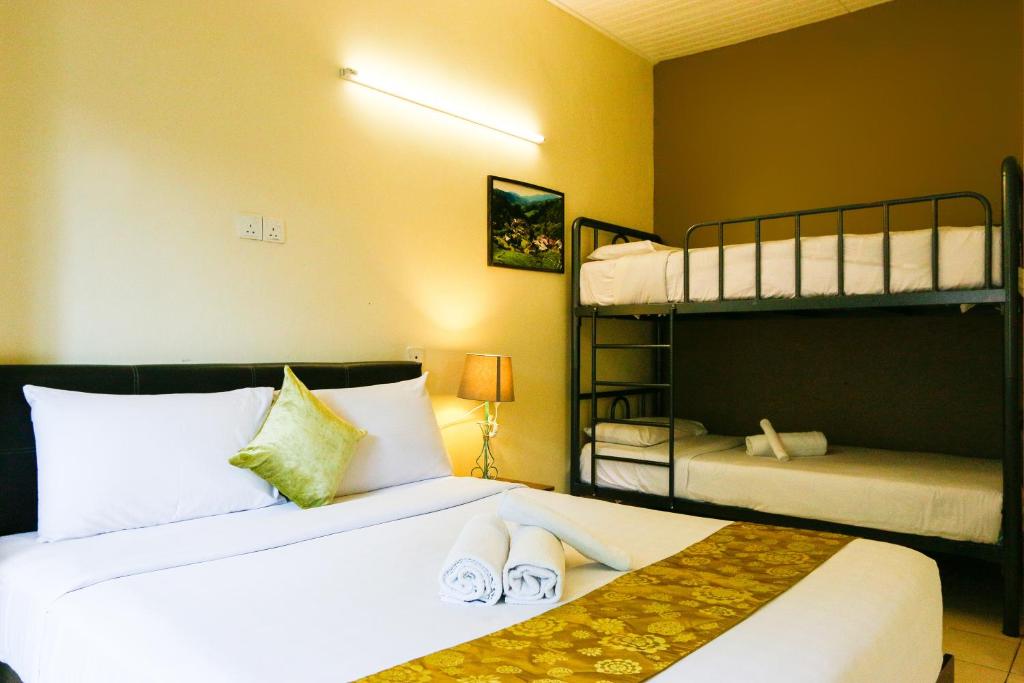 Golden Lodge Room Type - Family Room with Shared Bathroom