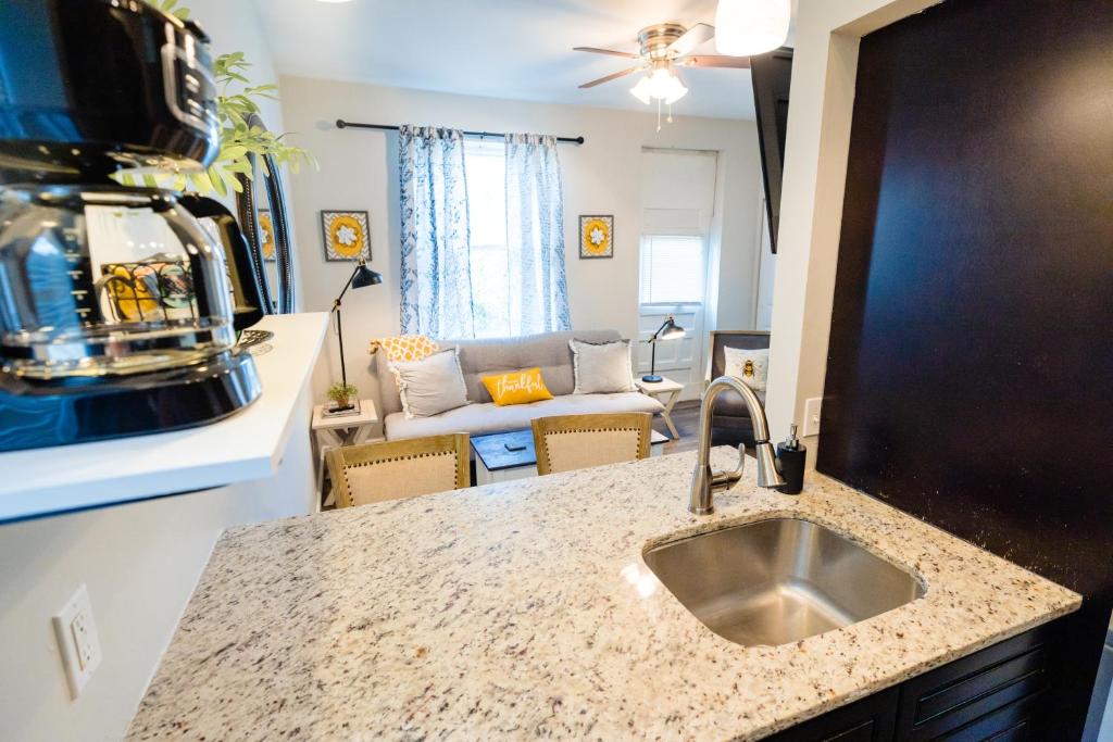 2 Bedroom Getaway in Great Area photo 4