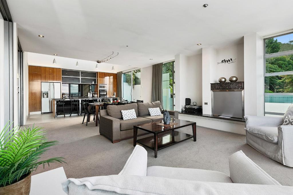 Taupo Penthouse - Tap to explore photos