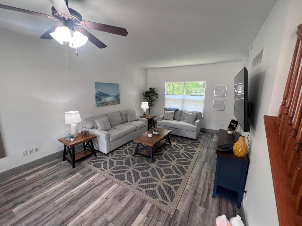 Springhurst Serenity Fresh 4BR Getaway photo 2