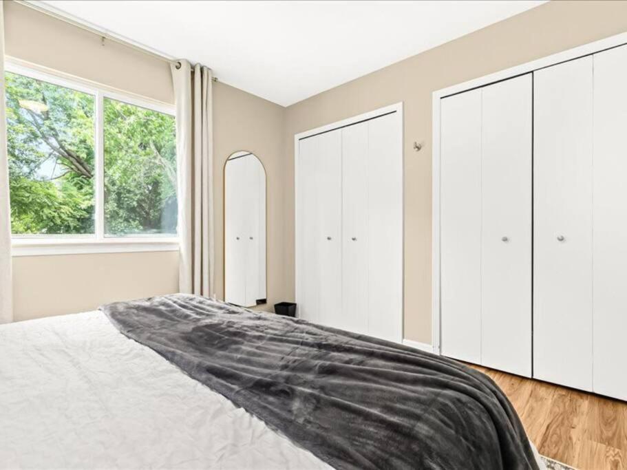 Spacious 1BR [End Unit] in the Heart of Roseville photo 1