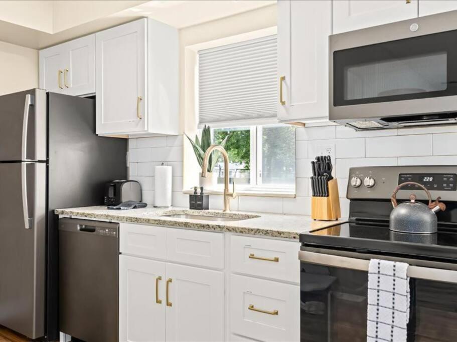 Spacious 1BR [End Unit] in the Heart of Roseville photo 3