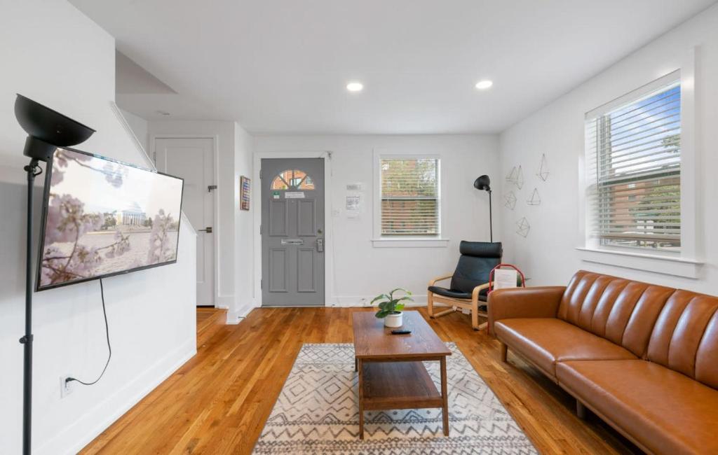 Modern Colonial 3BR 2BA House 5m to DC & DCA, by CozySuites photo 2